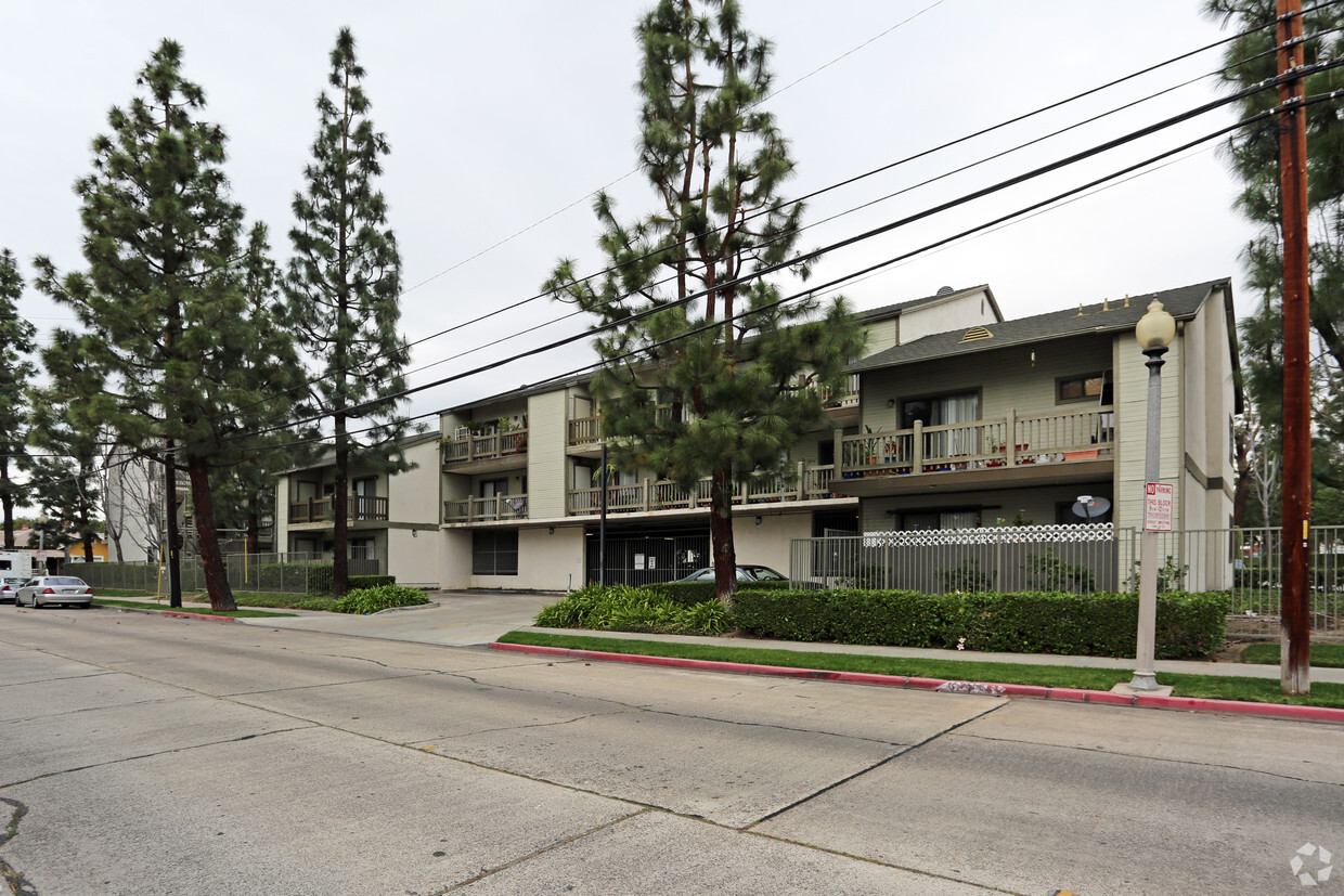 Heninger Village Apartments Santa Ana